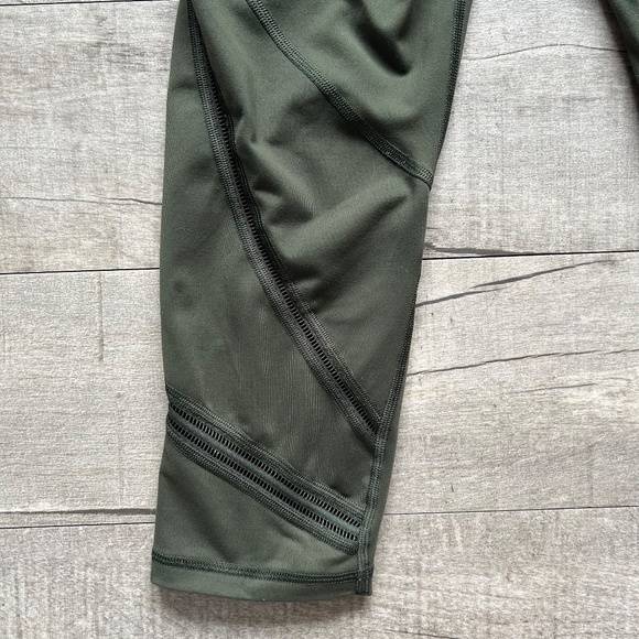 Victoria's Secret Sport Knockout Army Khaki Green Capri Cut Out Mesh Leggings M - Picture 11 of 13